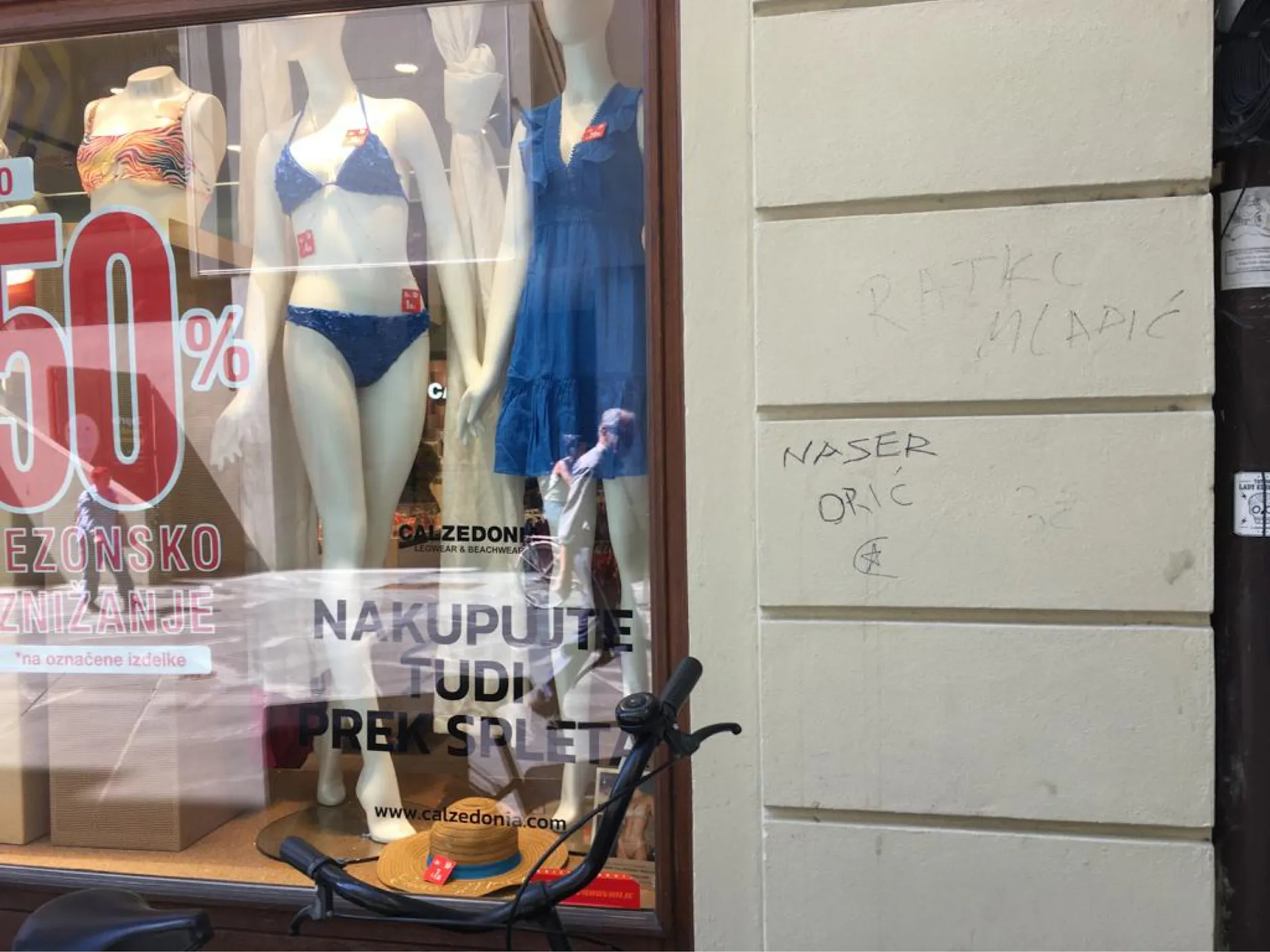 Napisi zraven trgovinske izložbe